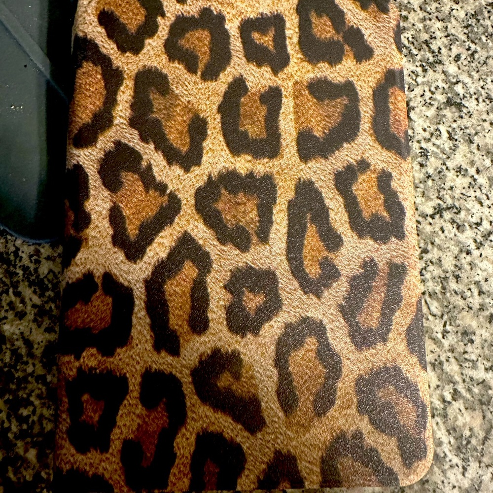 Kindle 12th generation hd 8 / hd 8 plus case leopard